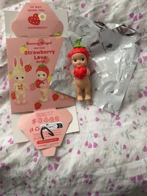 Strawberry Love Sonny Angel❤️🍓 - Säljer en ny äkta Strawberry ur Strawberry Love serien!! Säljes då jag redan har en likadan. Köpt på Fioko i Paris!!! Nypris 249kr🍓❤️