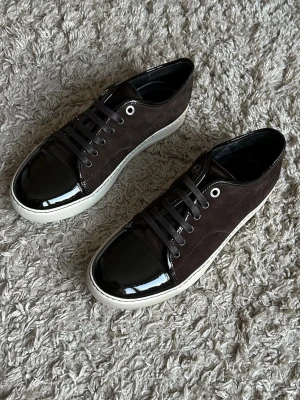 Lanvin captoe - Hej, säljer nu mina extremt fina och eftertraktade Lanvins. Skorna är i storlek UK 8 (EU 42). Nypriset ligger på 5000 kr, mitt pris är 2499 kr. 