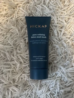 Hickap detox lermask - Pore refining detox mud mask från Hickap med salicylsyra och kol. Masken är vegansk och passar normal, kombinerad och oljig hud. Kommer i en mörkgrå tub med guldfärgad text. Perfekt för dig som vill rengöra och förfina porerna.