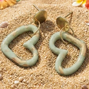 Örhängen i Polymerclay "Ihåliga gröna hjärtan med bladguld" - "Ihåliga hjärtan" Ca  2,2 cm. Handgjorda örhängen i Polymerclay. Härdade i ugn. Alla smyckesdelar är i äkta silver,  guldpläterat eller rostfritt stål. Ett lätt material som inte tynger ner öronen. Allergivänligt ❤️ (De som har glitter är förseglade med lack för Polymerclay,  så inget faller av.)