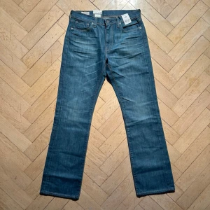Levis 527 slim bootcut - Vid köp av fler produkter erbjuds bättre pris. Skriv vid ytterligare frågor eller funderingar🤝 Storlek: 30/32. Mått: Längd 106 cm. Midja 40 cm.