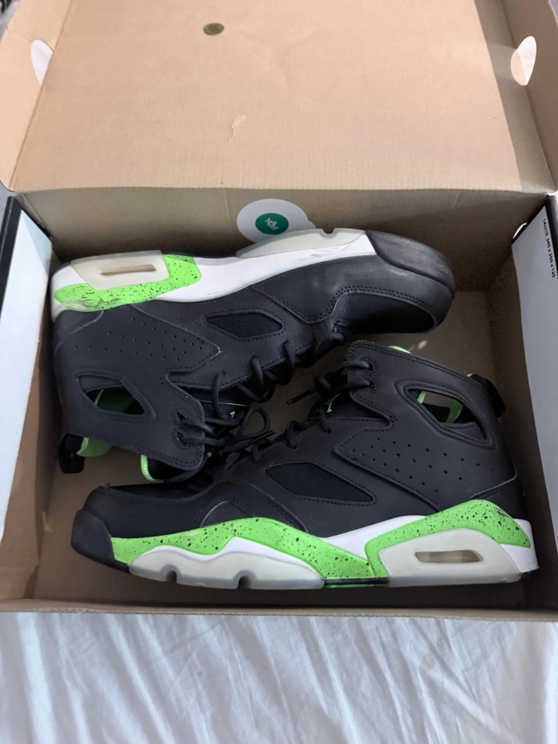 Svarta och limegröna Air Jordan sneakers