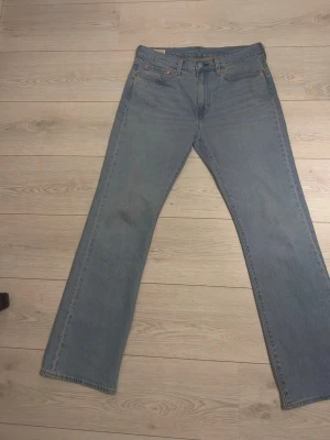 Levi's bootcut blå jeans - Levis bootcut 527 ljus blå använda ett fåtal gånger. Liten färg defekt vid ena låret men inget som märks Ny pris: 1299 W32 L32
