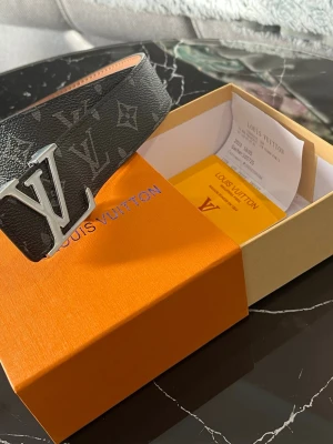 L V BÄLTE - Tjena säljer detta bältet med kvitto och lådan priset är inte hugget i sten passa på och skriv om du är intresserad 😊