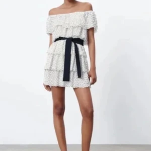 Prickig klänning  - INTRESSEKOLL på denna fina fina prickiga klänning:) Inte använt på länge, vill därför se hur intresset är🥰🥰