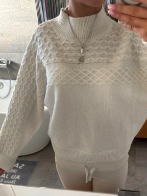 Vit stickad tröja med mönster fjällen vinter mys - Mysig stickad tröja 🥰perfekt uppe i fjällen eller i skolan! Älskar att den är lite större på! Stl S. 
