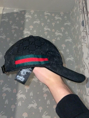 Gucci keps - Gucci keps använder inte den storlek M passar inte mig sitter i garderoben bara kanske någon e intresserad och vill köpa som använder den 