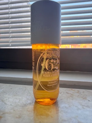 Sol de Janeiro Pistachio & Salted Caramel - Fräsch body mist från Sol de Janeiro med doft av pistage och saltad karamell. Flaskan är genomskinlig med orange ton och har en vit spraykork och lock. Perfekt för dig som gillar söta och nötiga dofter.
