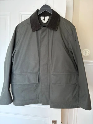 Arket jacka - Barbour liknande jacka från ARKET, skick som ny, storlek M.  Kvitto finns!   Hälsningar//  Ludvig