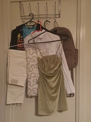 Klädpaket - Paket med olika kläder och blandade märken Hello kitty  Levi's  Bikbok För str xs-s Levis jeans är w29    #bundle #hellokitty #levis