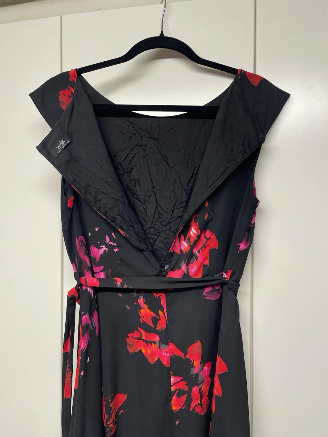 Svart blommig klänning med bälte - 2