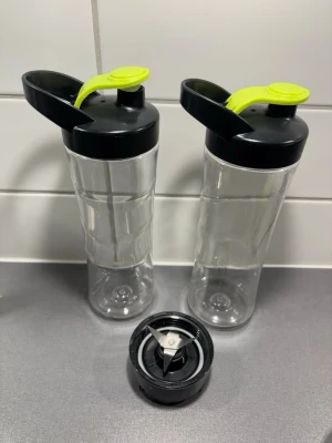 OBH Nordica Twister Go blende tillbehör  - OBH Nordica Twister Go blende tillbehör   Mixer tillbehör   Flaskor och knivenhet för en OBH Nordica Twister Go blende tillbehör   Mixer blender med två tillhörande behållare.  Två behållare med lock + mixerblad  Tyvärr har min gått sönder så säljer dessa så de kommer till användning