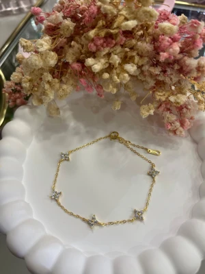 18k guldpläterat armband  - Armbandet är tillverkat av rostfritt stål och pläterat med 18k guld