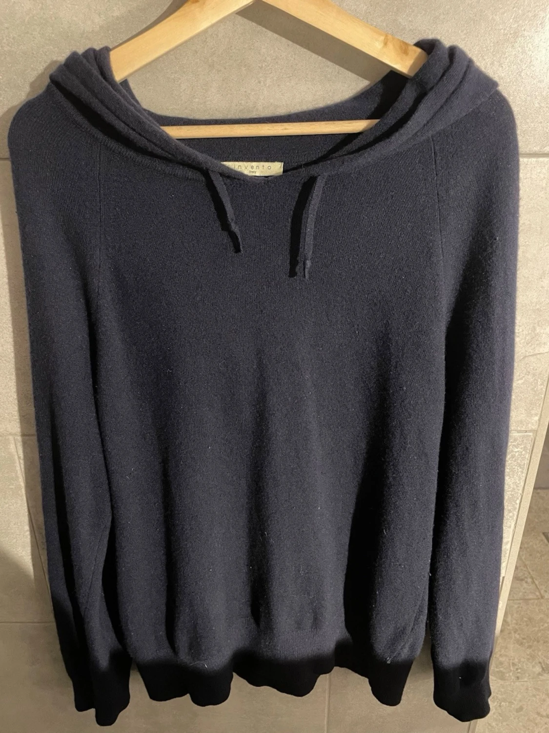 Mörkblå hoodie från Invento Italy