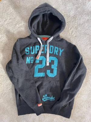 Vintage 2000s Superdry Hoodie (Limited edition) - Säljer nu denna sjukt snygga vintage 2000s SuperDry hoodie😊 Mycket fint skick och passar perfekt till vinter och vår🙌 Säljs ej längre i butik och är ur en limiterad upplaga 🤩 Skriv vid funderingar 🤝📲