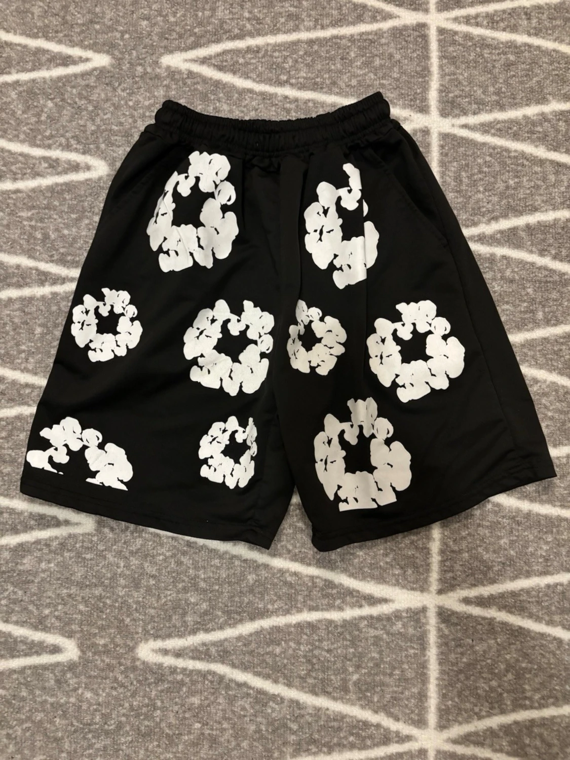 Svarta shorts med vita blommor