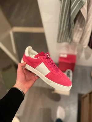 Valentino fly crew - Brand new Valentino fly crew i Rosa mocka. Skorna är splitter nya och äkta. Storleken är 39 men fits 38