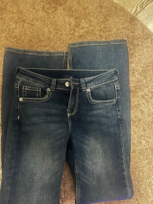 Lågmidjade jeans - Säljer dessa helt nya jeans ifrån hm!! De är lågmidjade o ch har snygga fickor baktill. Säljer då de tyvärr var lite korta på mig. Står storlek 38 men är mer som storlek 34/36.