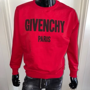 Givenchy Paris Tröja-Röd,Strl L - Helt ny. Fin replika med hög kvalitet. EU|L Normal i passform. Pris: 899kr. Först till kvarn. Skickas direkt inom 24h