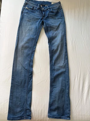 Diesel  - Säljer ett par Diesel Liv jeans i storlek W26 L32. Fint använt skick med endast normalt mindre slitage. Bekväm passform och snygg tvätt som passar till det mesta. Inga hål eller större defekter. Säljs då de inte kommer till användning. Köpare står för frakten. 