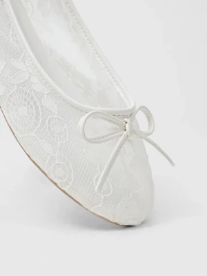 Vita spetsballerinaskor med rosett🤍 - Jag säljer ett par vita ballerinaskor med spetsdetaljer och en söt rosett framtill. De är helt oanvända och har inga som helst skador på sig. De säljs eftersom att jag tyvärr hade råkat köpt dem i för stor storlek och har därför aldrig kommit till användning. Köpta för 349kr men säljer för 290kr💓