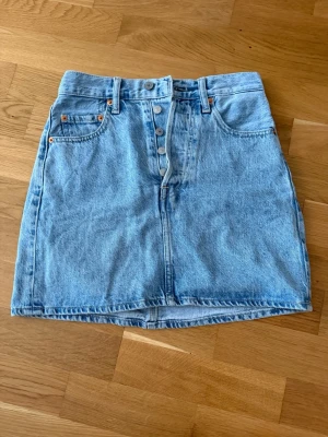 Levi's ljusblå jeanskjol - Ljusblå jeanskjol från Levi's. Stl. W25