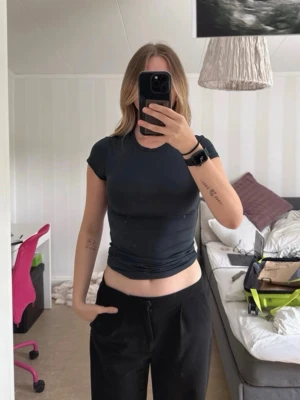 Mörkblå tight t-shirt från Lager157 - Säljer den här t-shirt från lager157 pågrund av att den inte passar i storleken.  Anledning till att lappen på insidan saknas är pågrund av att jag inte tycker om att ha dem där för dem ”irriterar” mig😅  Men tvättgraden är 30 och modellen heter Cleo (har andra liknande tröjor fast i andra färger). 