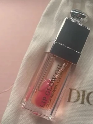 Dior lip oil 001 Pink - Hej! Jag säljer det här dior lip oil som endast är testad en gång. Jag säljer väldigt billigt eftersom att jag vill få bort den. Man får endast läpp produkten, ingen dior påse