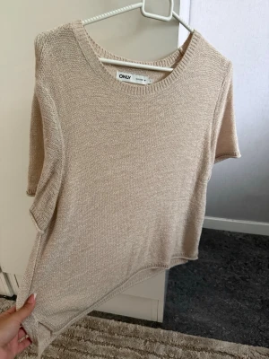 Beige stickad t-shirt från ONLY - Sitter som en S små I storleken 
