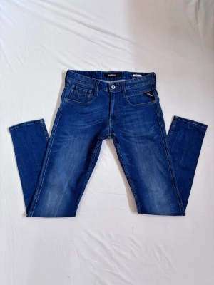 Blåa replay anbass jeans - Säljer ett par mörkblåa Replay anbass jeans i storleken 28W/32L | Skick: 9,5/10 | pris går att diskuteras och hör av er vid minsta fråga!