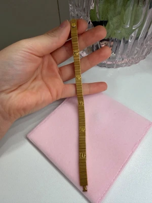 18k guldpläterat armband - Det trendiga armbandet som alla vill ha just nu! ✨  Ett stilrent och tidlöst armband tillverkat av rostfritt stål och pläterat med 18K guld. Den eleganta designen gör det till ett perfekt basarmband som enkelt kan matchas med alla dina favoritaccessoarer. Bär det ensamt för en minimalistisk look eller kombinera det med andra armband för en personlig stil.  ✨ Rostfritt stål ✨ 18K guldplätering ✨ Stämplat ✨ Tidlös och lättmatchad design ✨ Finns i storlekarna 17 cm och 19 cm