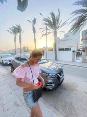 Ljusrosa offshoulder blus med volang - Supersöt ljusrosa offshoulder blus med volangdetaljer runt ärmar och halsringning. Blusen har en luftig och croppad passform, perfekt för varma dagar. Matcha med jeans eller kjol för en trendig sommarlook. Den har en liten fläck men den syns inte.