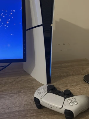 Playstation 5 PS5 - Säljer en Playstation 5 som fungerar perfekt. En handkontroll följer med ingen laddare till. Finns även en dataskärm och hörlurar som kan tilläggas för paket pris.