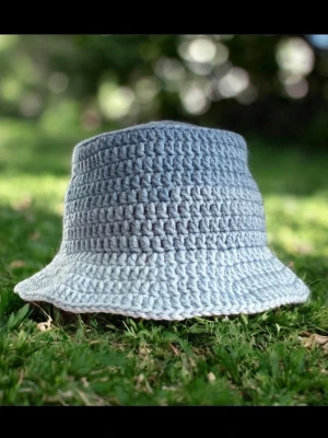 Blå Ombré Virkad Bucket Hat - Nyvirkad av mig. Perfekt för dig som vill ha en chill och trendig accessoar.