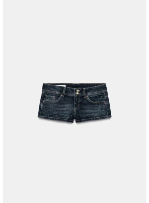 Mörkblå denimshorts med låg midja - Snygga mörkblå jeansshorts i klassisk denim med låg midja. Perfekta till sommaren och lätta att matcha med olika stilar.