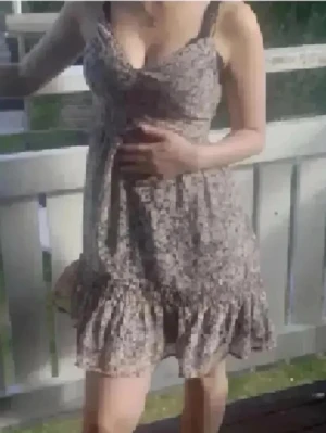 Hollister mesh sommarklänning - Söt kort klänning med blommigt mönster i ljusa toner. Klänningen har smala axelband, v-ringad urringning och volangkant nedtill. Perfekt för varma dagar och ger en romantisk vibe. Materialet känns lätt och luftigt.