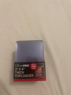Ultra Pro toploader 3x4 25-pack - Säljer ett 25-pack Ultra Pro 3x4 tum tjocka toploaders för samlarkort. Perfekt för att skydda och förvara dina favoritkort. Transparent hårdplast med plats för 100pt kort. Smidig förvaring för dig som samlar eller byter kort.