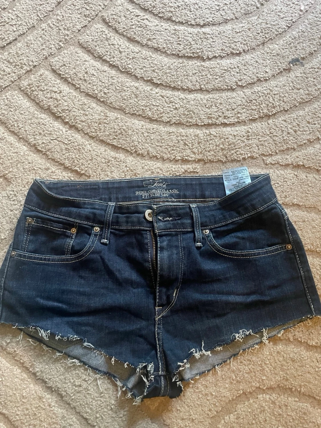 Mörkblå Levi's jeansshorts med rå kant - 1