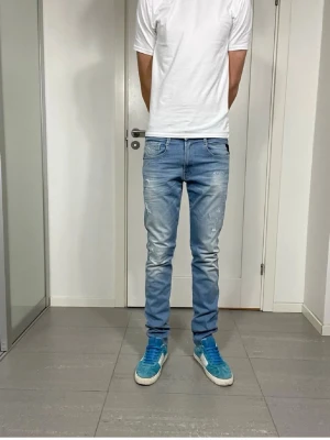 Replay jeans 31  - Säljer ett par ljusblå slim fit jeans med slitningar och tvättade detaljer. Jeansen har klassisk femficksmodell och normal midja. Märket är replay och storleken är w31 och l34. Priset kan sjunka vid en snabb affär