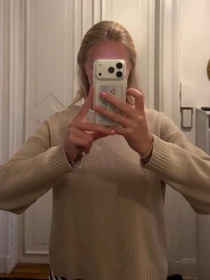 Kashmir tröja Filippa K - Säljer en superfin stickad tröja från Filippa K i storlek S. Den är gjord i 100% kashmir vilket gör den otroligt mjuk och skön att ha på sig. Klassisk beige färg med rund halsringning och ribbade detaljer vid ärmar och nederkant. Perfekt basic som passar till allt – jeans, kjol eller över en klänning. Fint skick och en tidlös tröja som aldrig går ur stil. 🤍