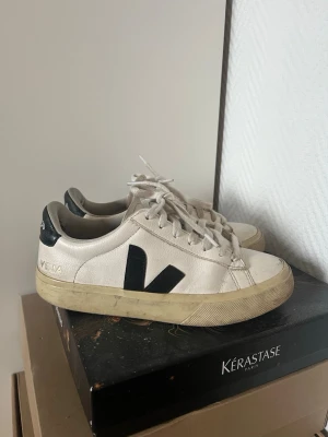 Veja skor!! - Säljer mina älskade veja skor då de blivit för små!!❤️❤️ bra skick men man kan se tecken på användning, slitningar i hälarna också som man kan se på tredje bilden😇kostar 1500 från början men säljer för 400kr!