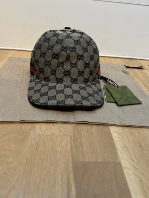 Gucci GG Supreme keps beige - Snygg keps från Gucci i beige med klassiskt GG Supreme-mönster över hela kepsen. Kommer med tags och dustbag. Pris kan diskuteras vid snabb affär 