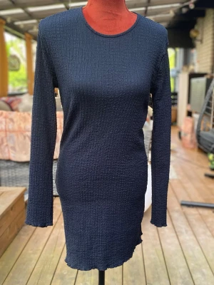 Svart långärmad klänning Lager 157 M - Svart kräppad klänning Längd: 84 cm Bystvidd: 42 cm 98% polyester 2% elastan  Inga bilder på mig! Katter finns i hemmet!