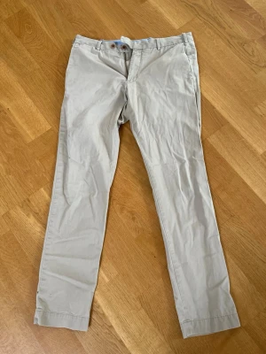 Beige chinos från Polo Ralph Lauren - Säljer ett par beige chinos från Polo Ralph Lauren i storlek 32/32. Väl omhändertagna och i bra skick. Stretch slim fit.