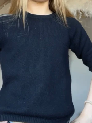 Stickad trekvarts-ärmad tröja - Säljer denna superfina marinblåa stickade T-shirten från Zara i strl S💙