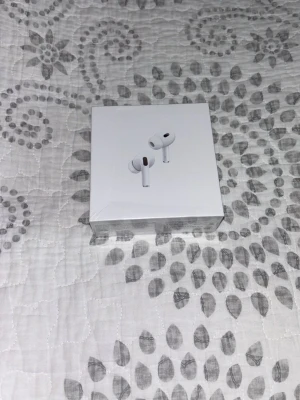 Apple AirPods Pro (2nd Gen) hörlurar - Säljer ett par Apple AirPods Pro (2nd generation) i vitt. Trådlösa in-ear hörlurar med laddningsetui och USB-C kabel. Snygg och kompakt design i plast, perfekt för dig som vill ha grymt ljud och brusreducering. Passar till både iPhone och andra enheter med Bluetooth.