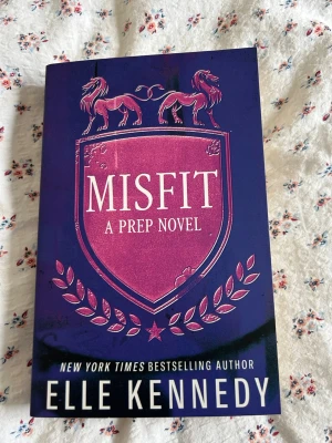 Misfit av Elle Kennedy - Säljer boken 'Misfit: A Prep Novel' av Elle Kennedy. Boken är på engelska och aldrig läst. Perfekt för dig som gillar ungdomsromaner och drama.