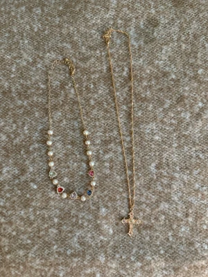 Halsband  - Två jättefina halsband. Passar bra tillsammans eller var för sig, aldrig använda 