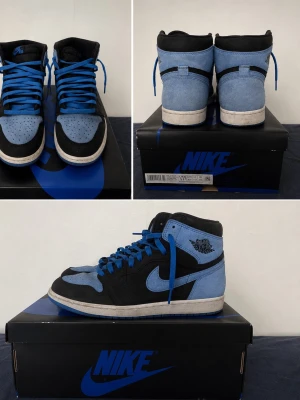 Nike Air Jordan 1 High University Blue - Nike Air Jordan 1 High i färgen University Blue med svart och blå mocka samt vita detaljer. Klassisk high-top siluett med blå yttersula och matchande blå skosnören. Ikonisk Air Jordan-logga på sidan och Nike-märke på plösen. Perfekt för dig som gillar streetwear och sneakers. (Kan gå ner i pris vid snabb affär).