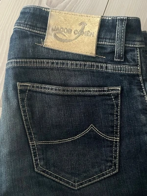 Jacob Cohën Jeans - Säljer dessa snygga Jacob Cohen jeans. Skönaste jeansen jag någonsin ägt! Sitter som storlek 32 helt klart, men är egentligen storlek 34. Nypris runt 4000~, köpta på NK något år sedan!